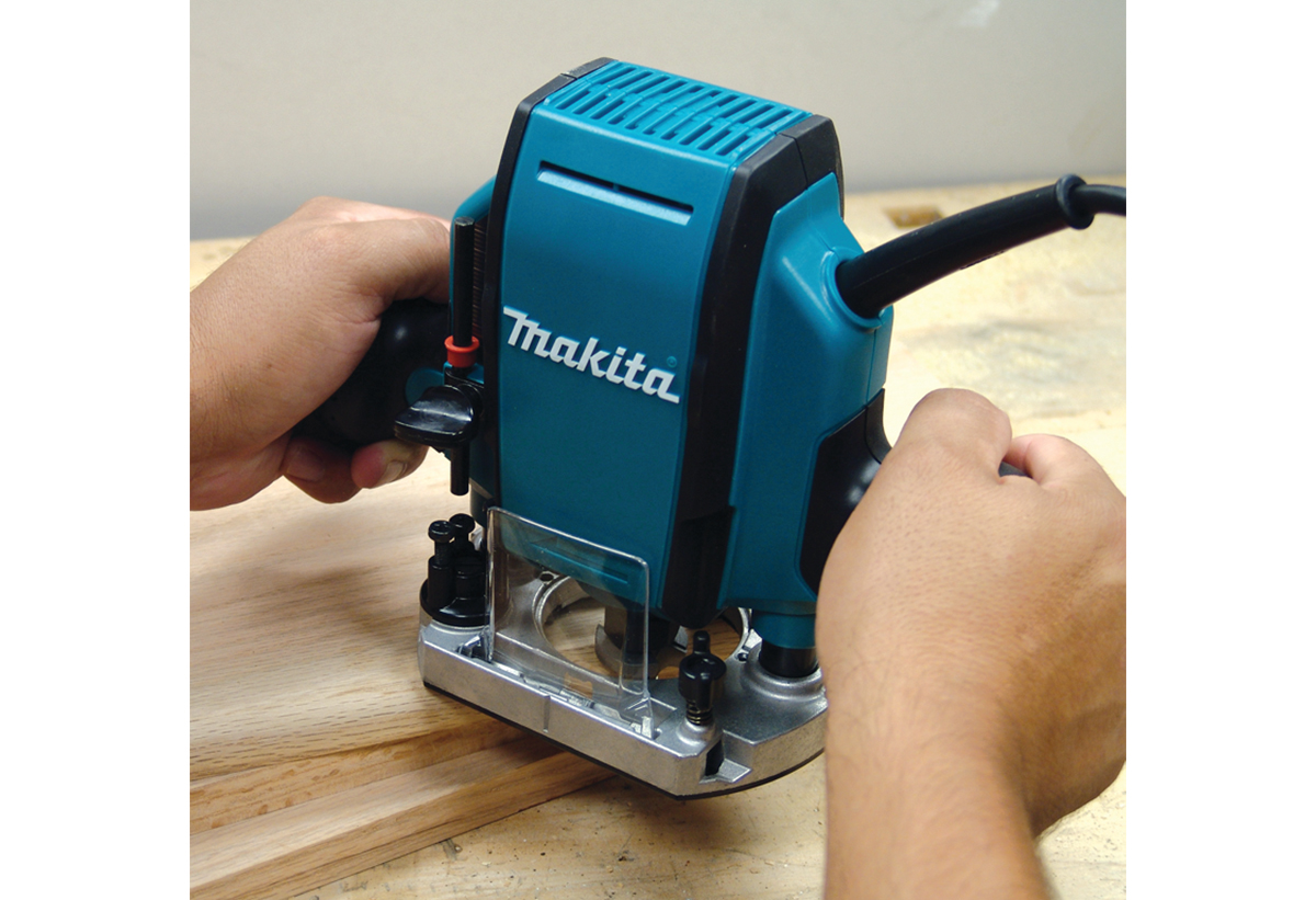 Απεικονίζεται η χρήση του ρούτερ σε ξύλινη επιφάνεια.